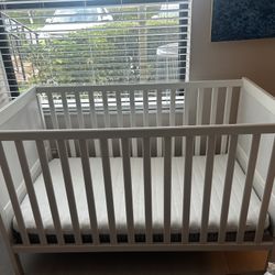 Baby Crib / Toddler Bed 
