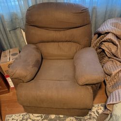 Reclining Comfortable EZ chair. 