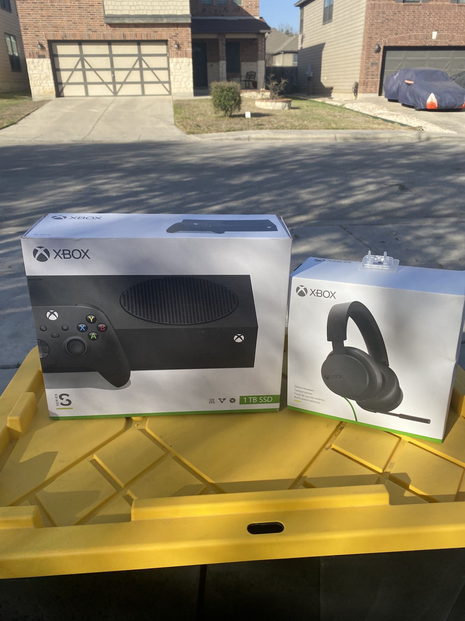 Xbox Series S And Xbox Wired Headphones