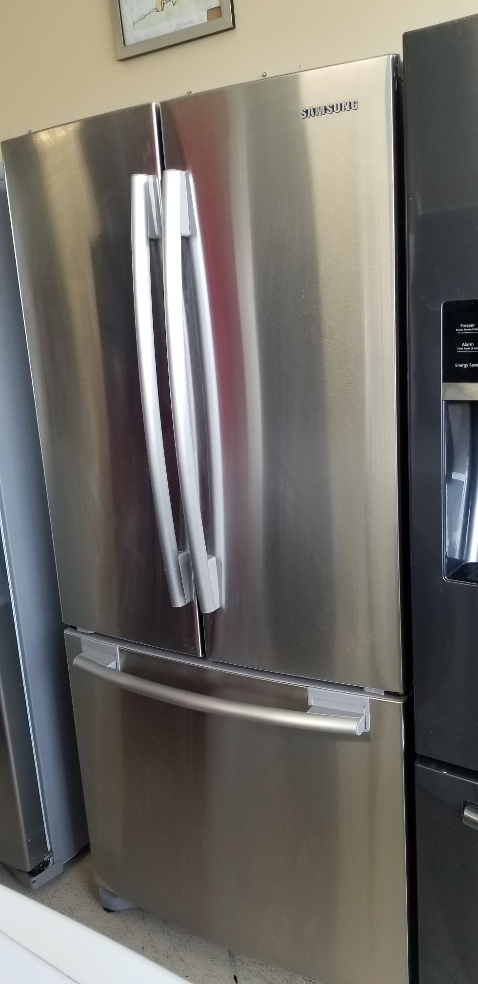 Refrigerator Samsung 33 inch width 67 inch high works very well warranty available
