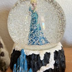 Frozen Elsa Snow Globe 
