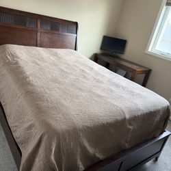 Queen Bedroom 
