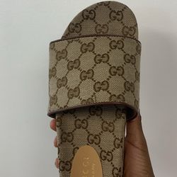  Gucci Slippers