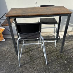 Pending Table With Two Stools