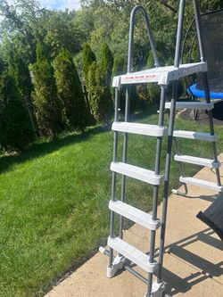 Pool ladder