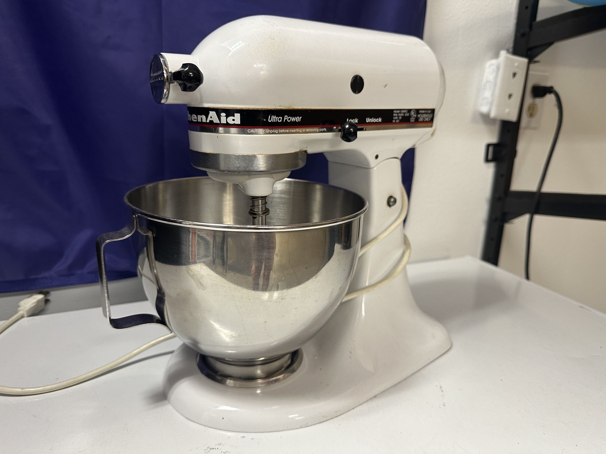 Kitchenaide Stand Mixer With Bowl And Dough Hook