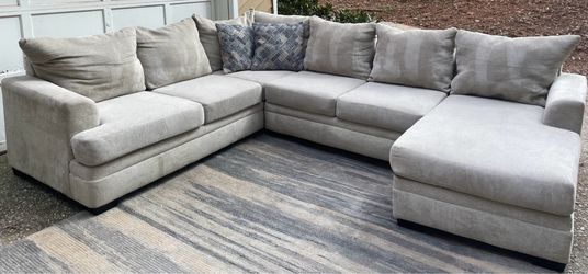 Rooms to Go Beige 2pc Sectional w/chaise and pillows