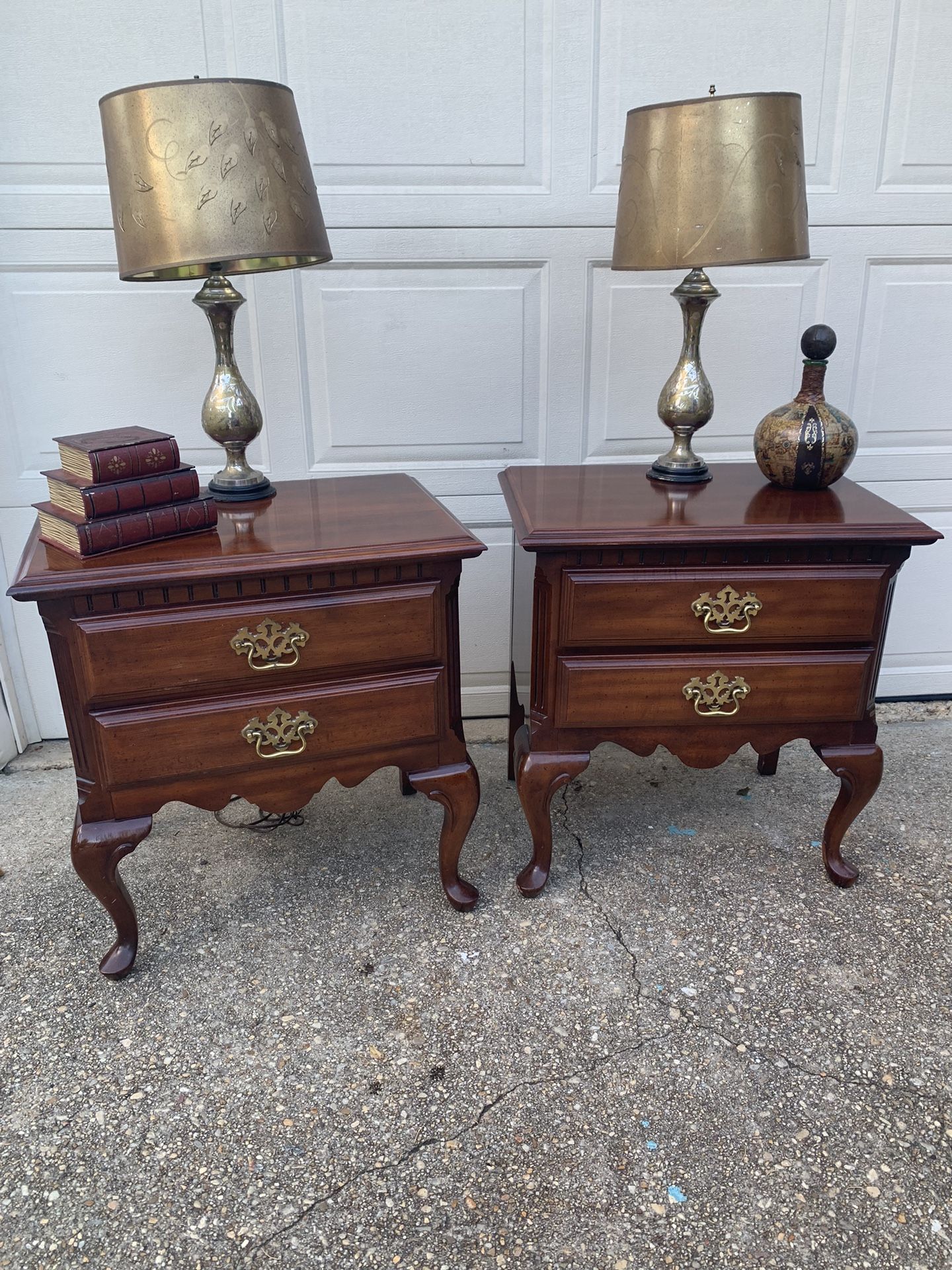 Beautiful Vintage Set Of Queen Anne Sumter Company Solid Cherry Nightstands