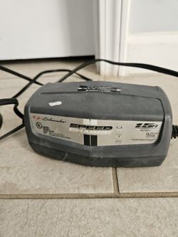 BATTERY CHARGER .  CARGADOR DE BATERIA 