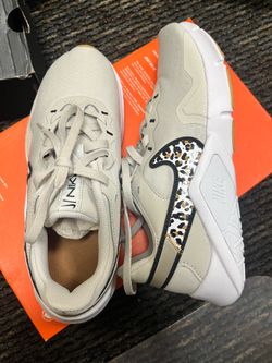 WOMENS NIKE LEGEND ESSENTIAL 2pm sz7 brand new