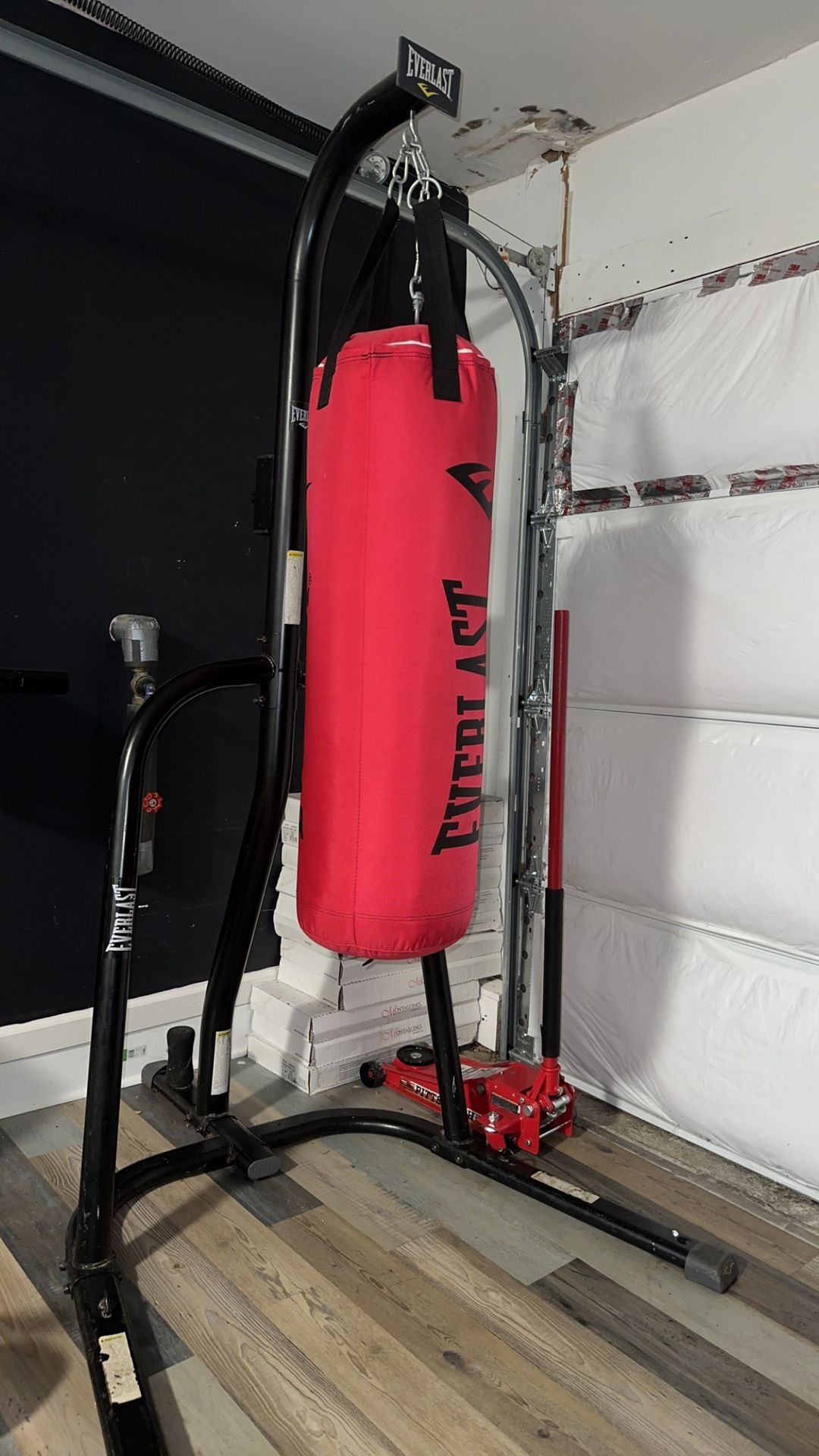 Everlast 70 lb. Poly Canvas Red Heavy Bag Kit Plus Station