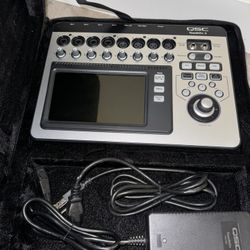 Qsc QSC TouchMix-8 Compact Digital Mixer with Bag 