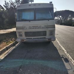 1985 Winnebago Cheiftain  27 Feet 