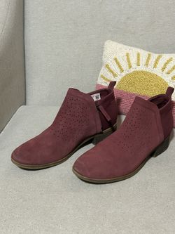 Woman’s Toms Maroon Boots