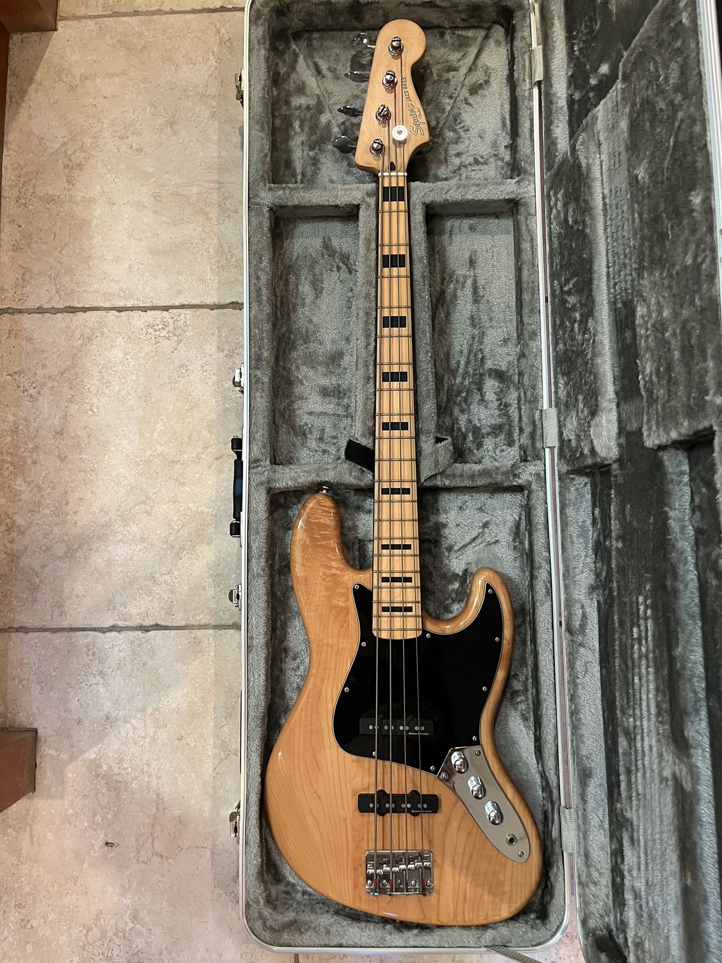 Squier Classic Vibe Jazz Bass (Mint) W/ Roadrunner Bass Hardshell Case