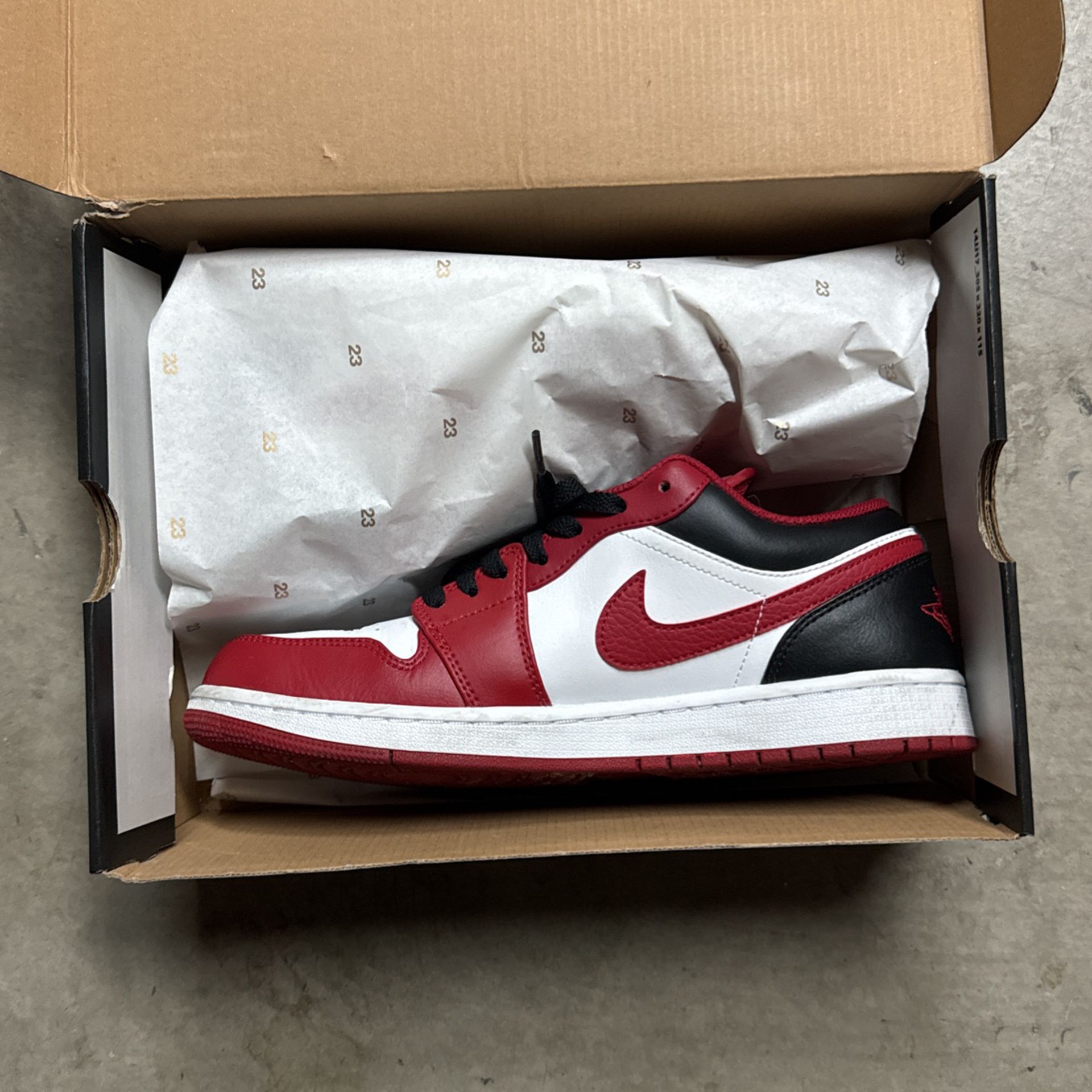 Jordan 1  Red Whit And Black Size 9.5