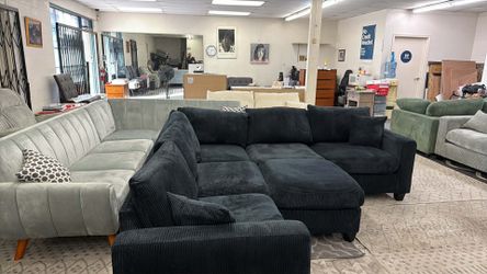 New Sectional Couch with Ottoman! 99x99! Including Free Delivery 🚚 and Assembly!