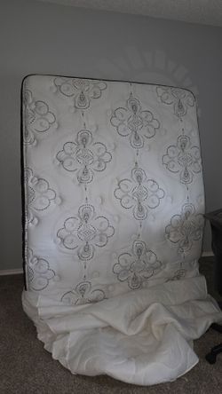 Like new QUEEN mattress