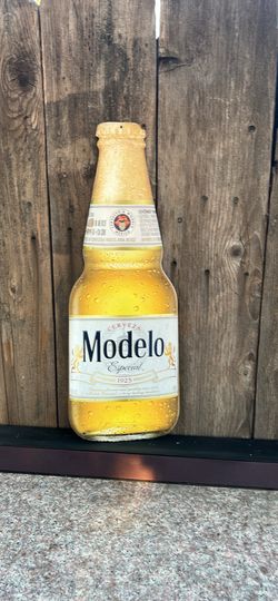 Modelo bottle sign