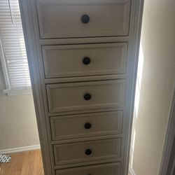 Dresser With Mirror That Swivels 