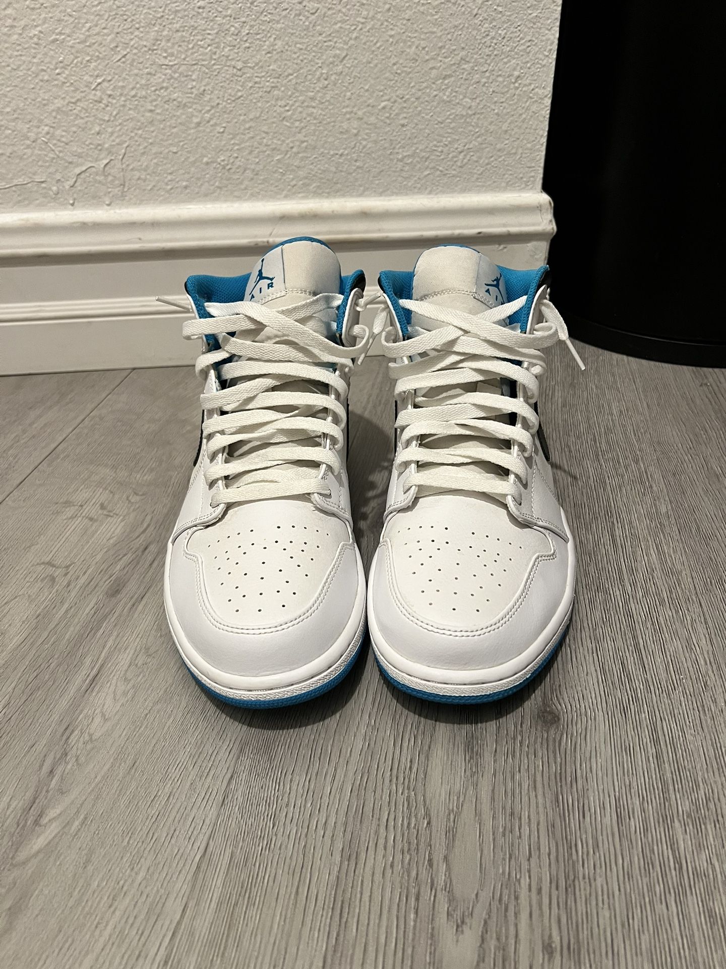 Air Jordan 1 Mid Laser Blue