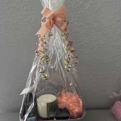 Christmas Basket Stress Relief Set Candle, Oil, Foot Cream