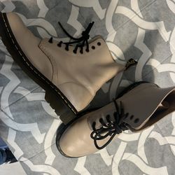 Dr Marten’s Women’s 9