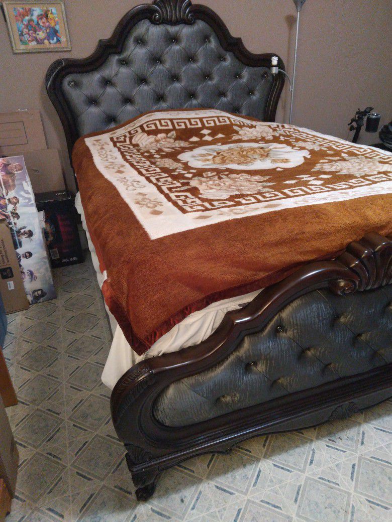 Queen Bed Wood Frame the Mattress Is Really Soft It's Double Sided 1 Side Is Softer Than The Other
