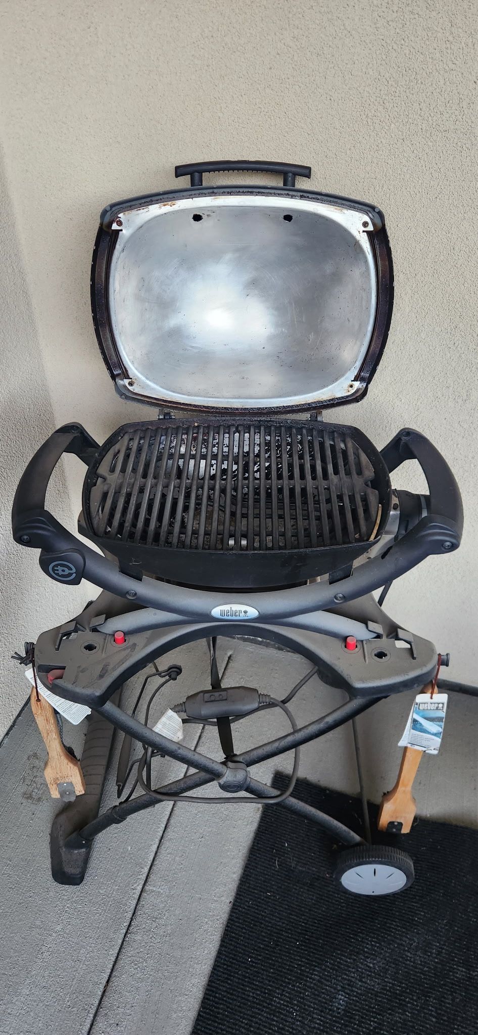 Weber Q1400 Electric grill W/ Stand And Cover