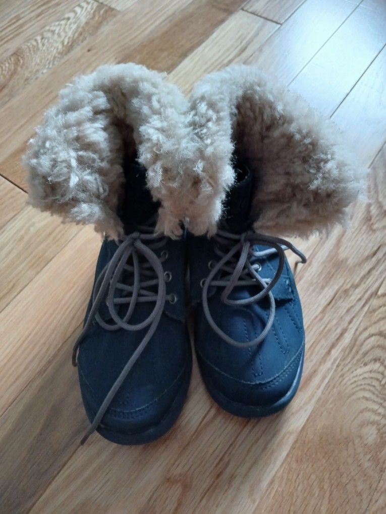 UGG WINTER BOOT Size 10 Toddler $5.