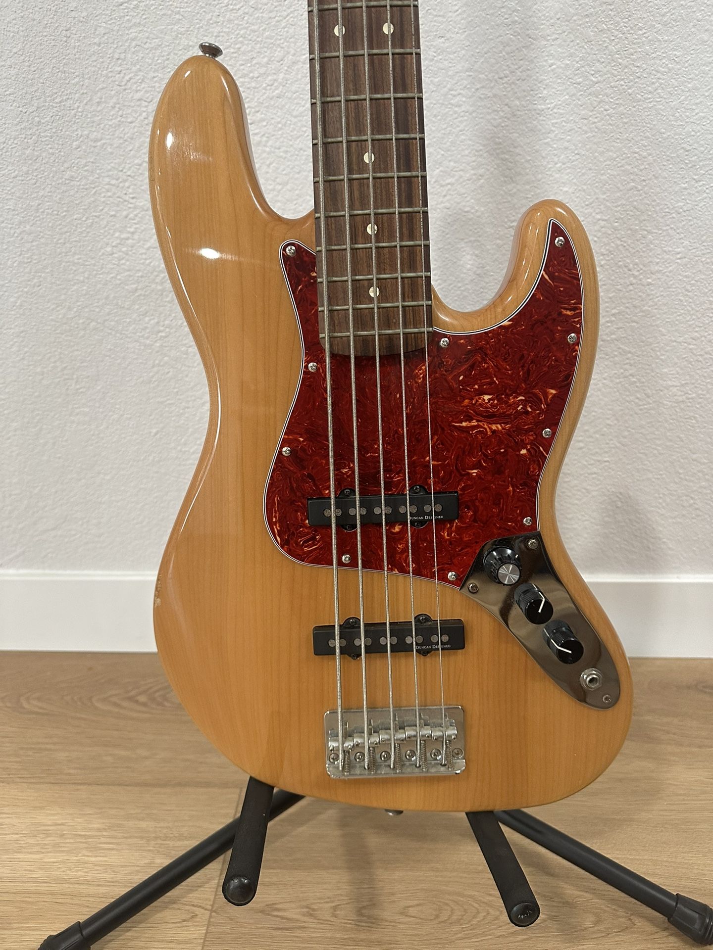 Fender Jazz Bass Guitar 5 String Deluxe W/ Case