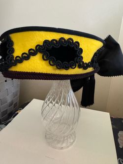 VTG. Black & Yellow felt hat & satin bow & tassel