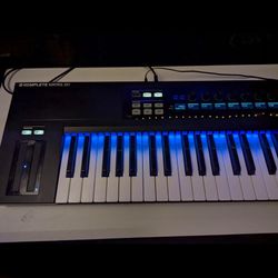 Native instruments MK1  (61 key) 