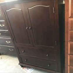 🥰 BEAUTIFUL ARMOIRE/2 DRAWER AND SHELVES BEHIND DOORS 🥰
