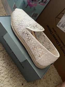 TOMS Woman lace Shoes Size 8  