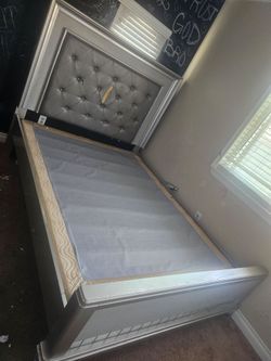 Queen size bedframe