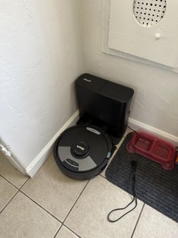 SHARK ROBOT MOP AND VACUUM