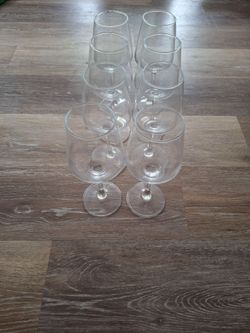 8 wine glasses (+ corkscrew and bottle stopper, mini charcuterie set)