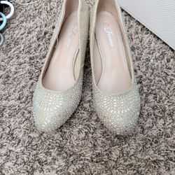 Size 7 Women’s Sparkle Shoes 