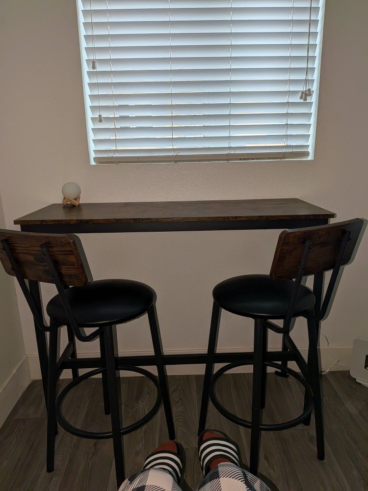 Tatub Bar Table with Stools Set of 2