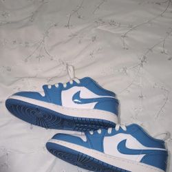 NWT Men’s Blue and White Air Jordan 1 Low SE Sneakers Size: 4.5y 
Women's size:6.5
Men size:5