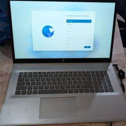 HP 17-CN2083DX With Charger And Windows 11 64 Pro