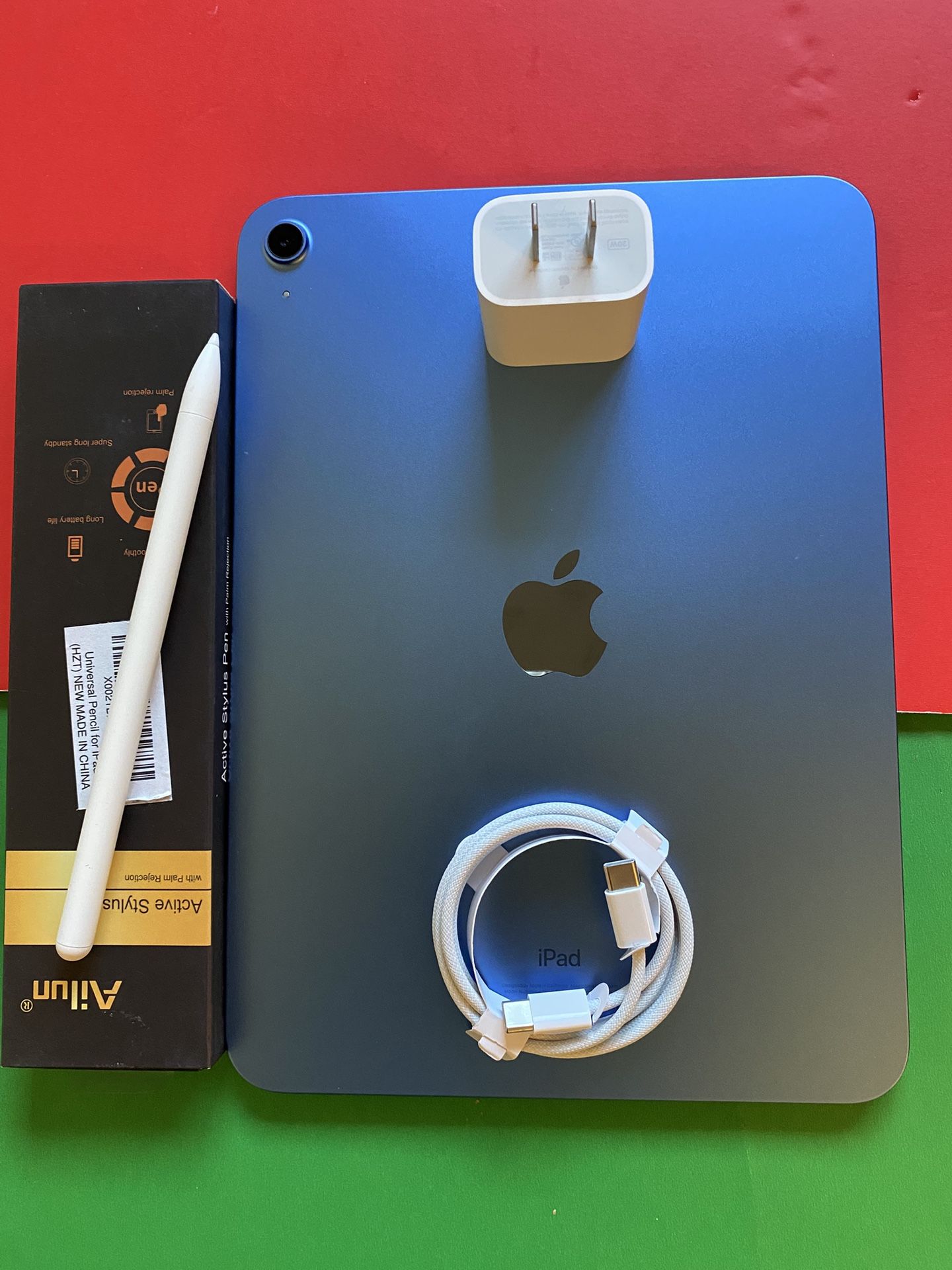 256gb Apple IPad 10th Generation (10.9” Liquid / 2022 model) with pen, keyboard, case & Accessories (warranty 2026) 