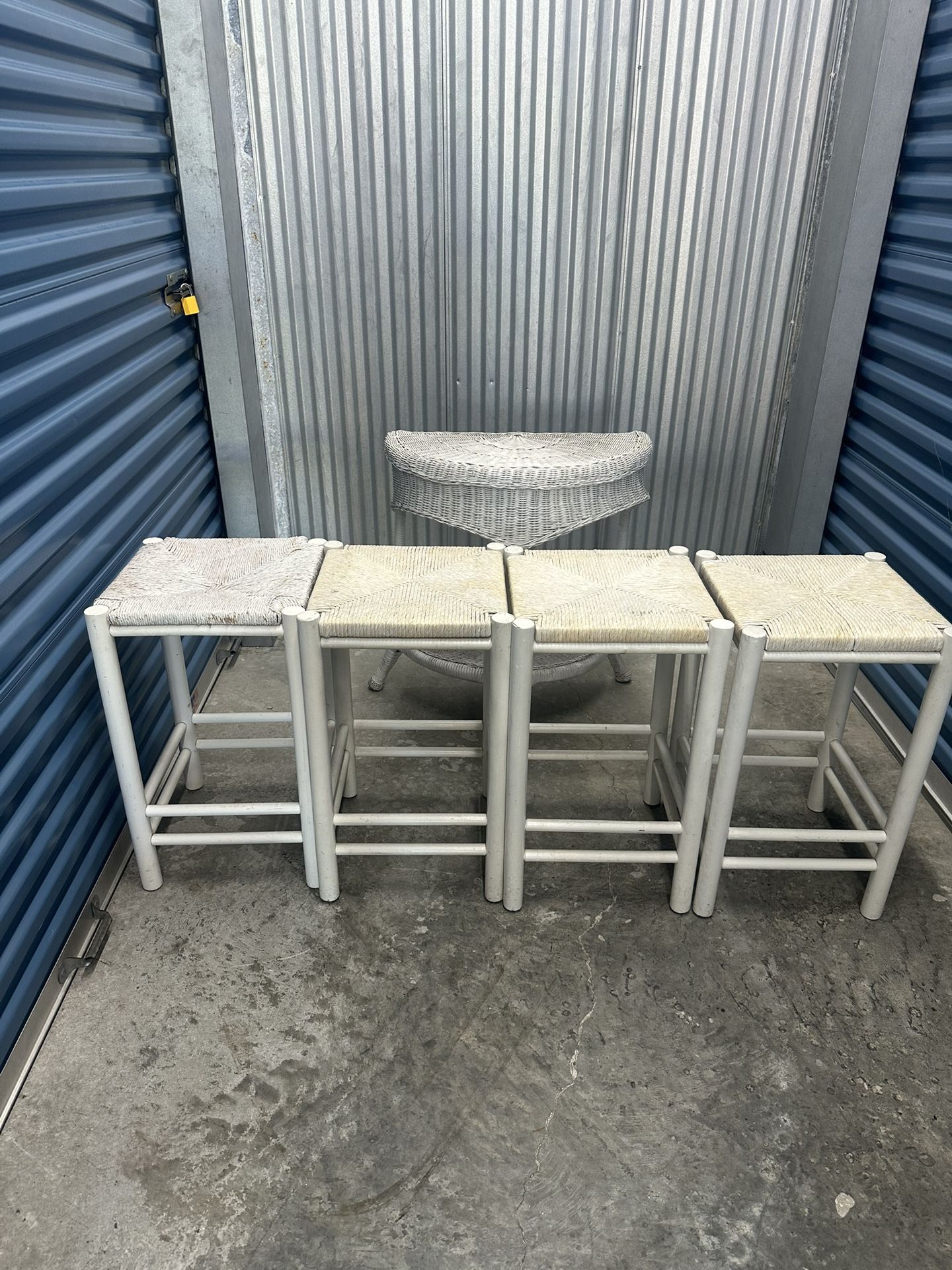 4 wicker bar stools and table