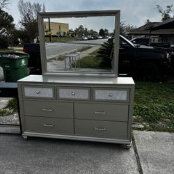Gorgeous Dresser And Mirror 