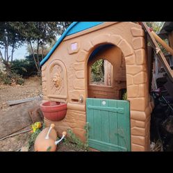 Playhouse/ casita de jugete