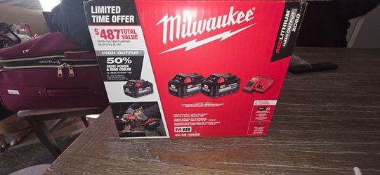 One pack whit charger  batteries milwaukee