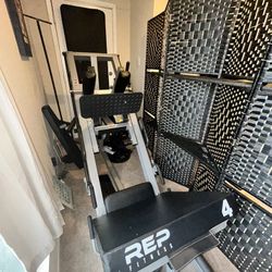 Leg Press / Hack Squat Machine 