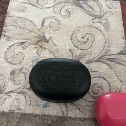 2 pairs of wireless headphones