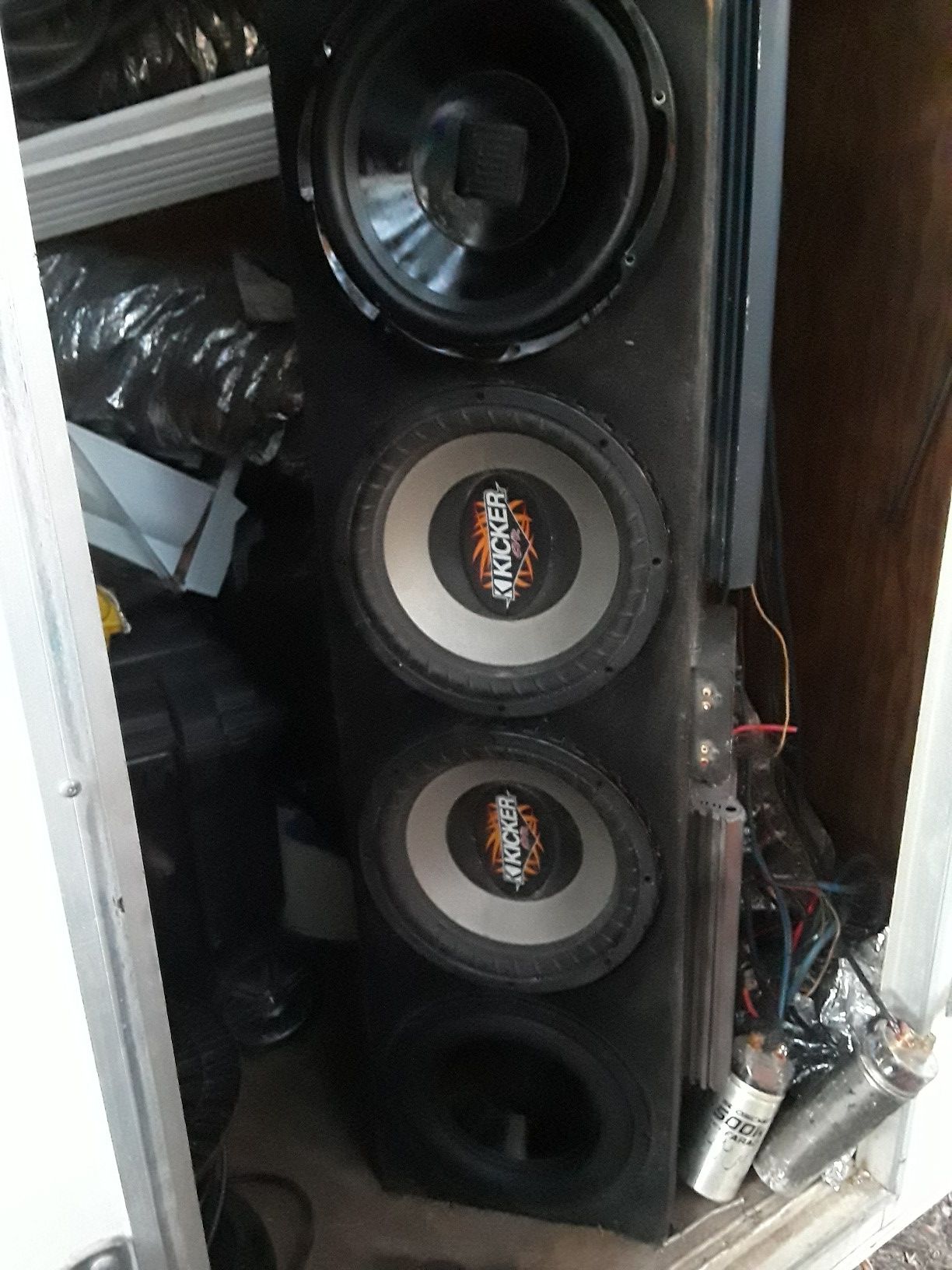 4subwoofer 12 "2 amplifiers 2capacitors 1closoover. I do not sell anything separately. Firm price